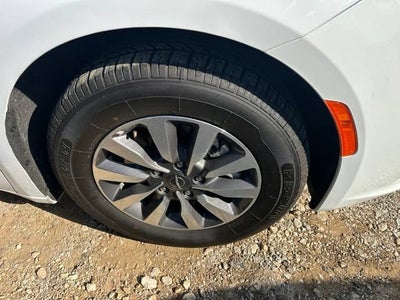 2024 Chrysler Pacifica Hybrid Select