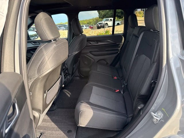 2027 Jeep Grand Cherokee GRAND CHEROKEE LAREDO X 4X4