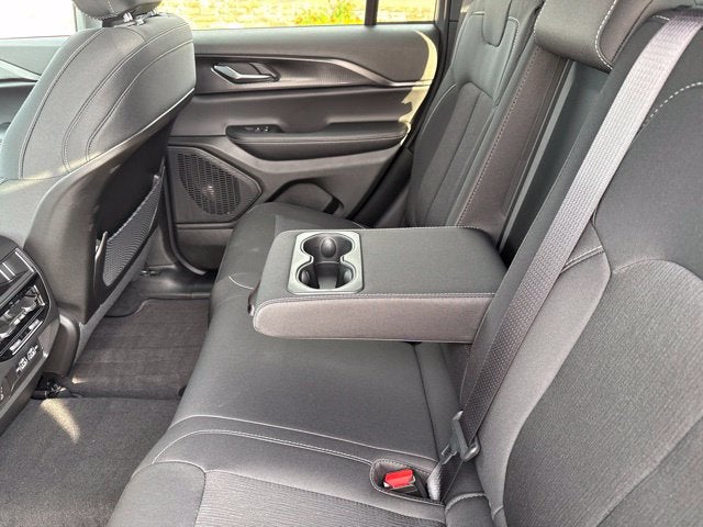 2027 Jeep Grand Cherokee GRAND CHEROKEE LAREDO X 4X4